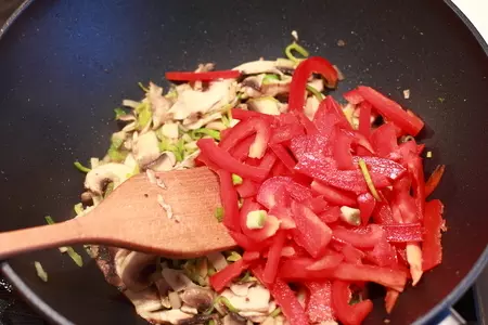 Стир-фрай из курицы с грибами и сладким перцем: шаг 10