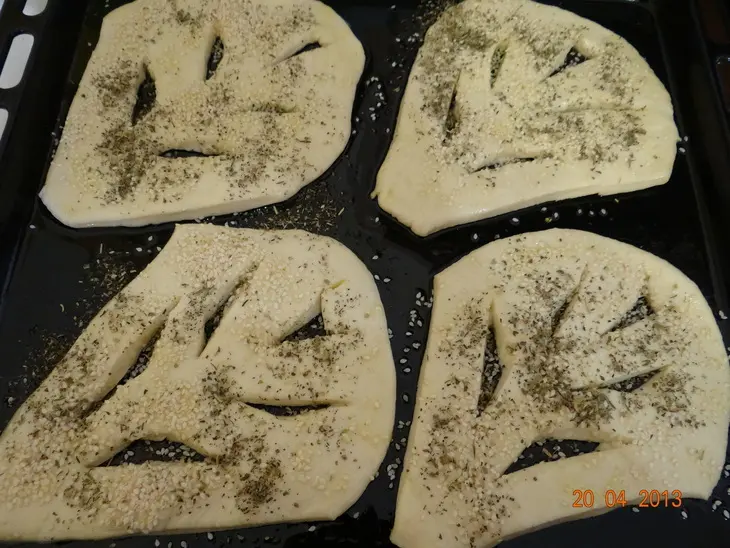 Fougasse (французский хлебец фугасс) с кунжутом и прованскими травами: шаг 3