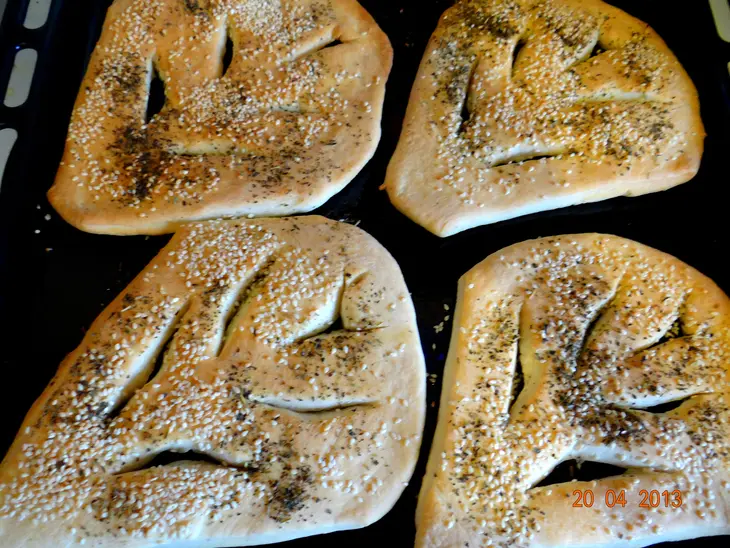 Fougasse (французский хлебец фугасс) с кунжутом и прованскими травами: шаг 4