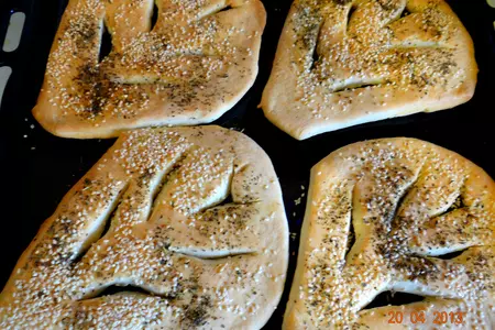 Fougasse (французский хлебец фугасс) с кунжутом и прованскими травами: шаг 4