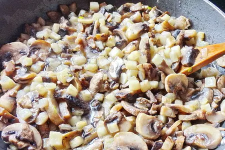 Гречневая каша с грибами и сельдереем в горшочках: шаг 3