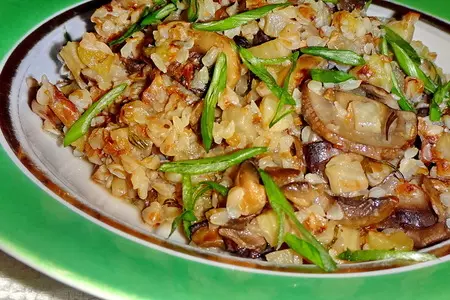 Гречневая каша с грибами и сельдереем в горшочках: шаг 8