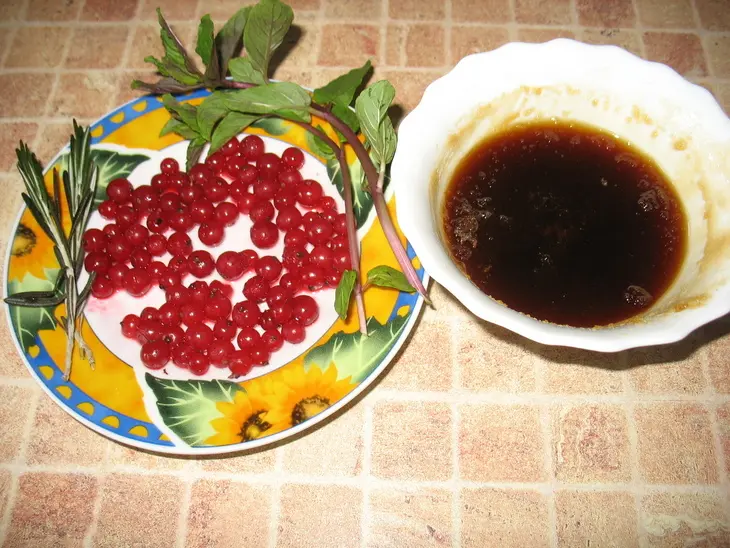Чай из красной смородины с розмарином и мятой: шаг 1