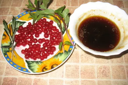 Чай из красной смородины с розмарином и мятой: шаг 1