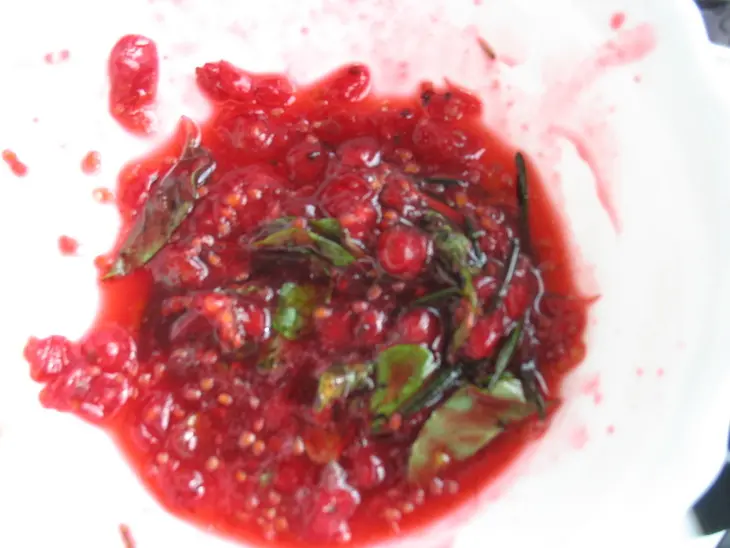 Чай из красной смородины с розмарином и мятой: шаг 2