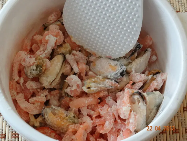 Паста из мяса мидий и креветок в мультиварке: шаг 2