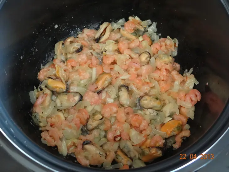 Паста из мяса мидий и креветок в мультиварке: шаг 4
