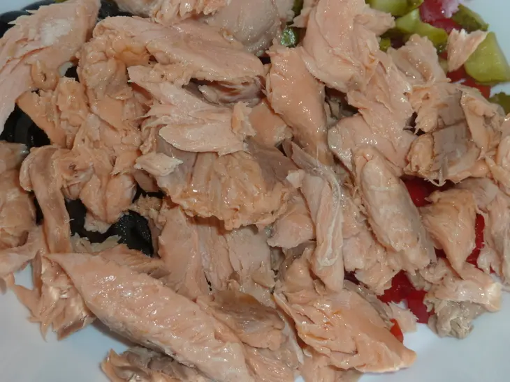 Салат с запеченной рыбой, рисом и овощами: шаг 5