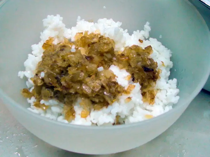 Пирог с рыбой, рисом и жареным луком: шаг 1