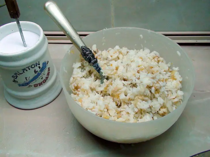 Пирог с рыбой, рисом и жареным луком: шаг 3