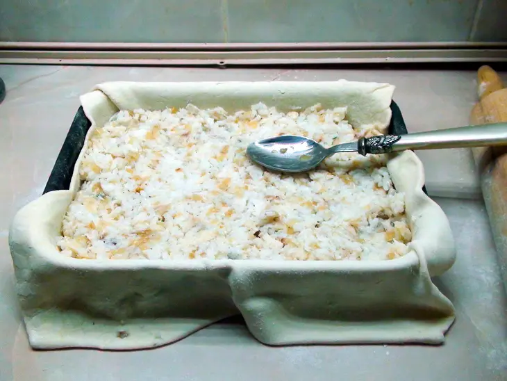 Пирог с рыбой, рисом и жареным луком: шаг 4