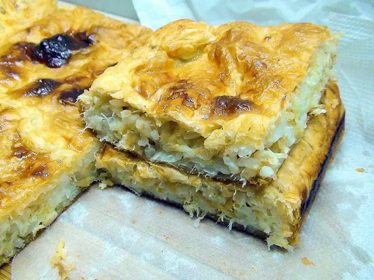 Пирог с рыбой, рисом и жареным луком: шаг 8