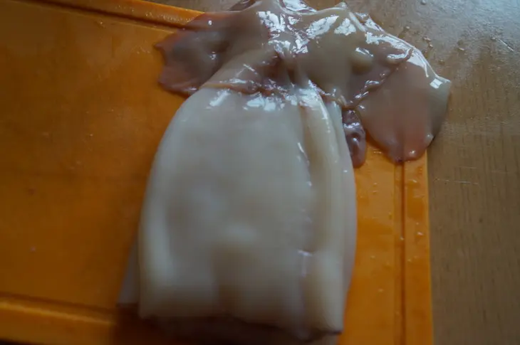 Салат с кальмарами и шампиньонами: шаг 1