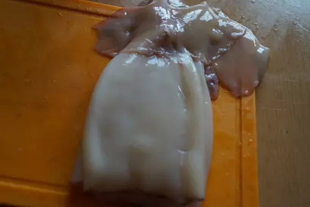 Салат с кальмарами и шампиньонами: шаг 1