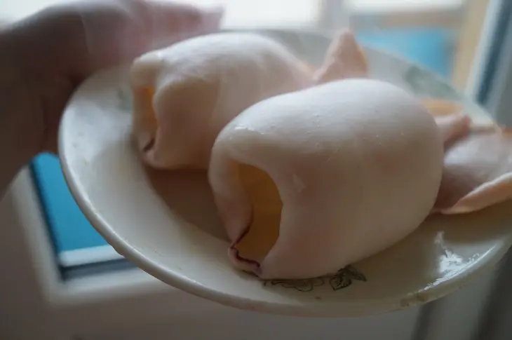 Салат с кальмарами и шампиньонами: шаг 2