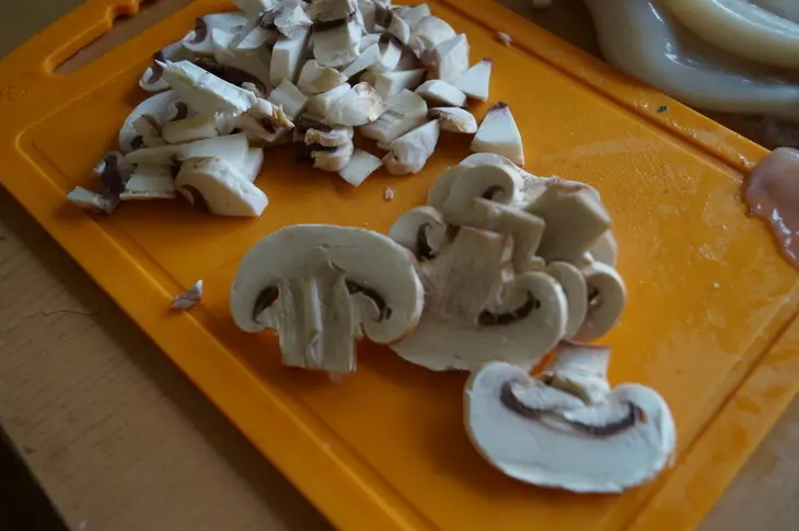 Салат с кальмарами и шампиньонами: шаг 3