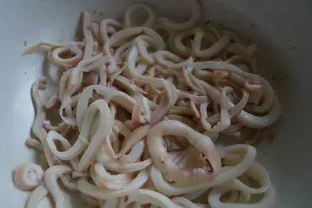 Салат с кальмарами и шампиньонами: шаг 5