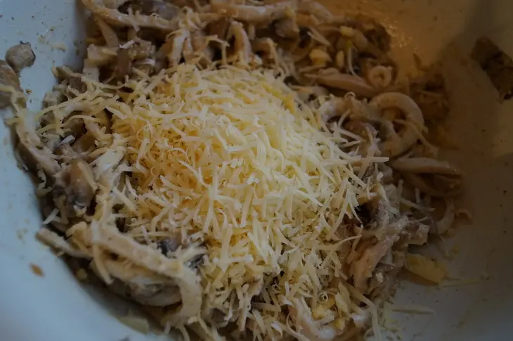 Салат с кальмарами и шампиньонами: шаг 7