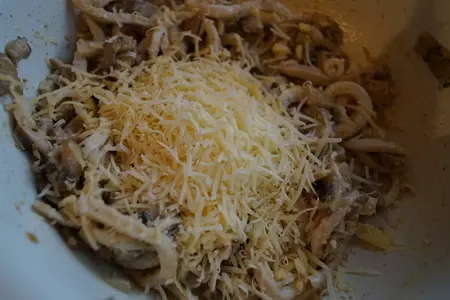 Салат с кальмарами и шампиньонами: шаг 7
