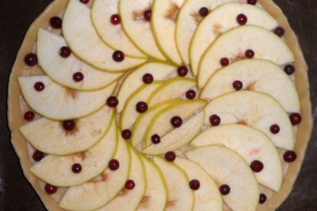 Пирог с яблоками и брусникой из песочного теста: шаг 3