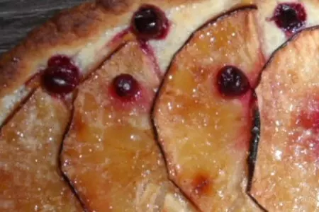 Пирог с яблоками и брусникой из песочного теста: шаг 4