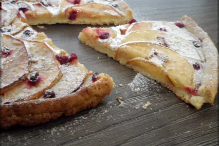 Пирог с яблоками и брусникой из песочного теста: шаг 5