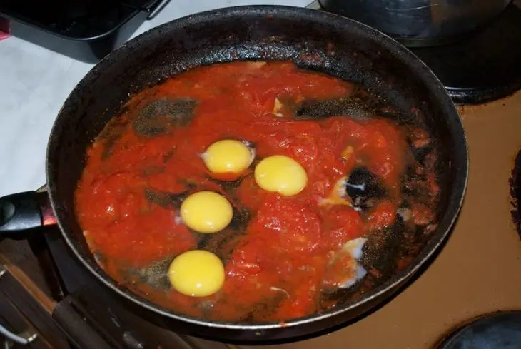 Яичница с помидорами: шаг 3