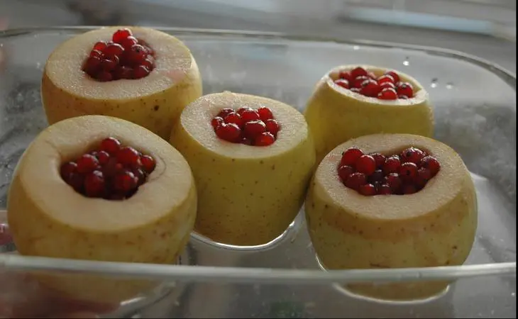 Яблоки с красной смородинкой: шаг 2