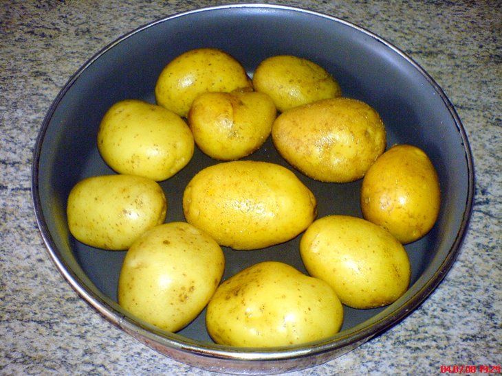 Картофель молодой, запеченный в сковороде и даже слегка подгоревший + видеобонусы!: шаг 1