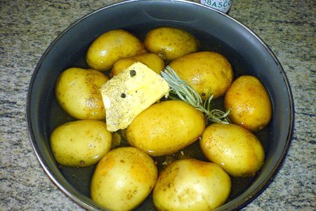 Картофель молодой, запеченный в сковороде и даже слегка подгоревший + видеобонусы!: шаг 2