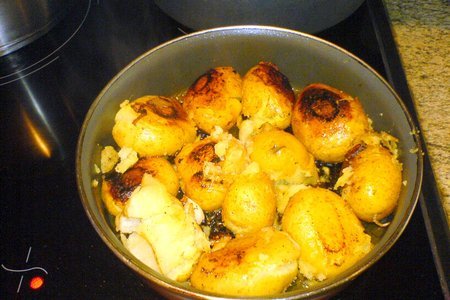 Картофель молодой, запеченный в сковороде и даже слегка подгоревший + видеобонусы!: шаг 7