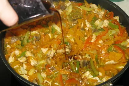 Курочка с овощами в соевом соусе: шаг 5