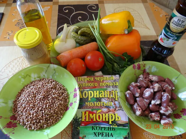 Жаркое из куриных сердец с гречкой и овощами под пикантной заливкой: шаг 1