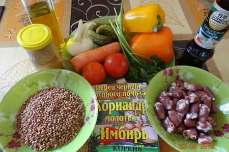 Жаркое из куриных сердец с гречкой и овощами под пикантной заливкой: шаг 1