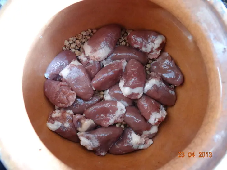 Жаркое из куриных сердец с гречкой и овощами под пикантной заливкой: шаг 3