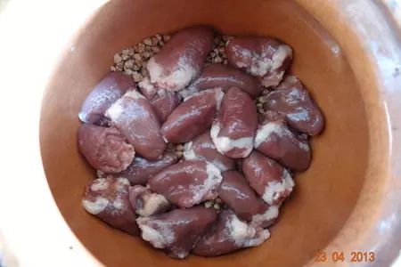 Жаркое из куриных сердец с гречкой и овощами под пикантной заливкой: шаг 3