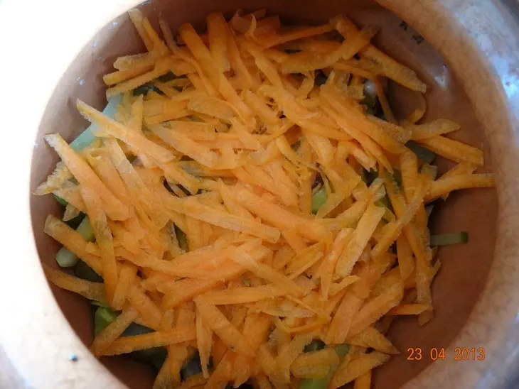 Жаркое из куриных сердец с гречкой и овощами под пикантной заливкой: шаг 4