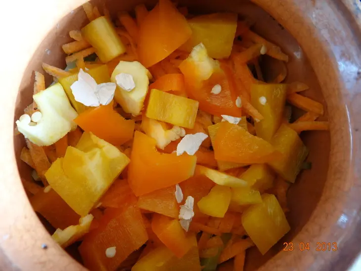 Жаркое из куриных сердец с гречкой и овощами под пикантной заливкой: шаг 5