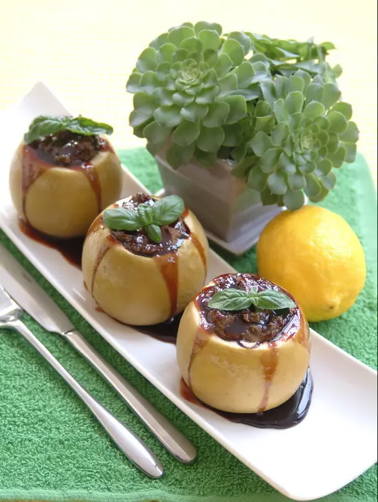 Яблоки запеченные с нежным куриным паштетом под ежевичным соусом: шаг 10