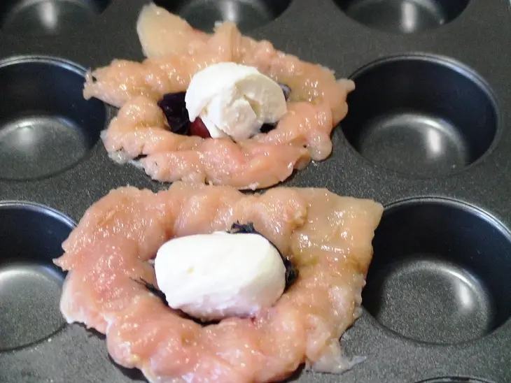 Куриные мешочки с помидорами и моцареллой.: шаг 4