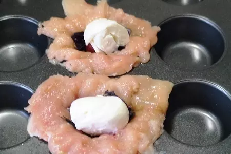 Куриные мешочки с помидорами и моцареллой.: шаг 4
