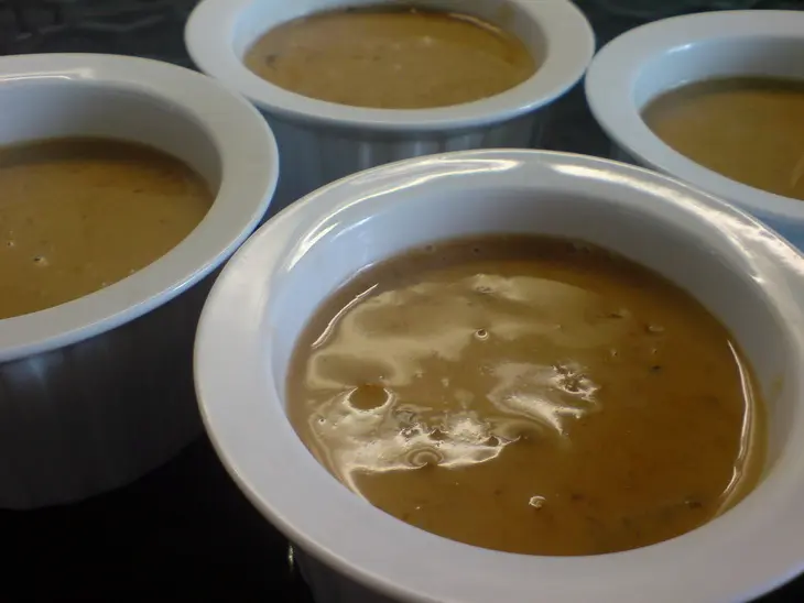Медовая панна котта с черносливом и шоколадом: шаг 4