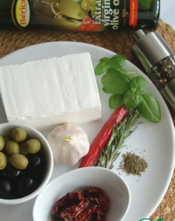 Antipasti - козий сыр маринованный с вялеными томатами, чесноком, оливками и ароматными травами: шаг 1