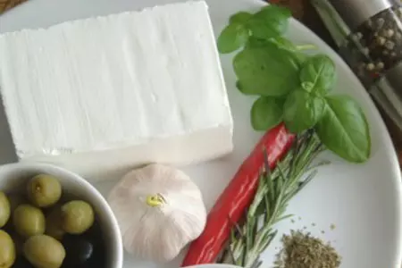 Antipasti - козий сыр маринованный с вялеными томатами, чесноком, оливками и ароматными травами: шаг 1