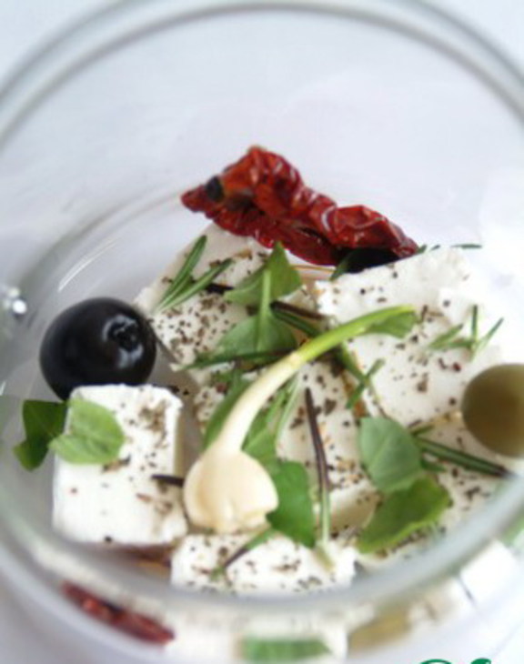 Antipasti - козий сыр маринованный с вялеными томатами, чесноком, оливками и ароматными травами: шаг 2