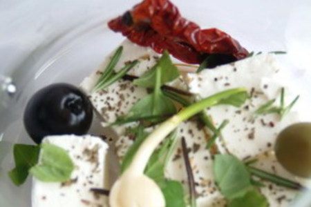 Antipasti - козий сыр маринованный с вялеными томатами, чесноком, оливками и ароматными травами: шаг 2