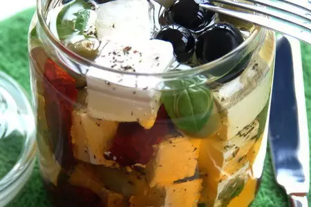 Antipasti - козий сыр маринованный с вялеными томатами, чесноком, оливками и ароматными травами: шаг 3