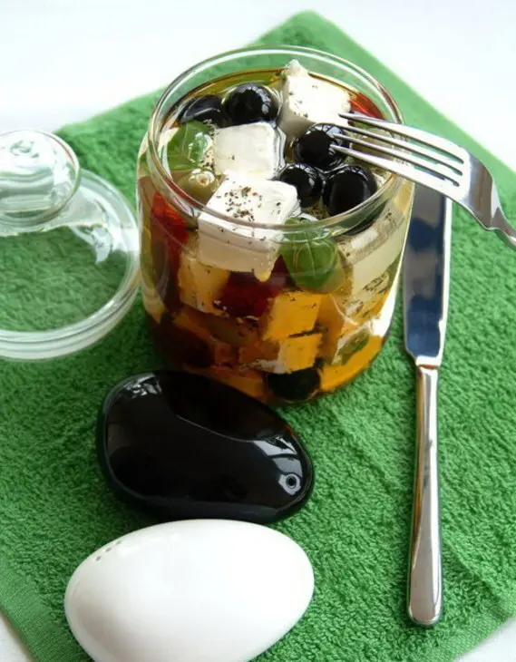 Antipasti - козий сыр маринованный с вялеными томатами, чесноком, оливками и ароматными травами: шаг 4
