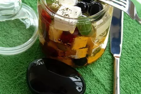 Antipasti - козий сыр маринованный с вялеными томатами, чесноком, оливками и ароматными травами: шаг 4