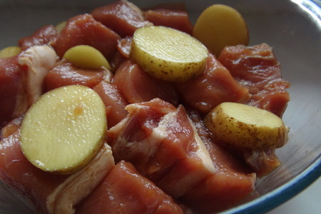 Шашлычки из свинины с картофелем, помидорками-черри и оливками в соевом соусе: шаг 3